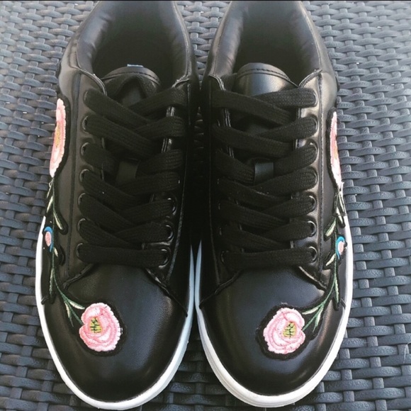 Gorgeous Sneakers With Floral Design - Picture 6 of 7